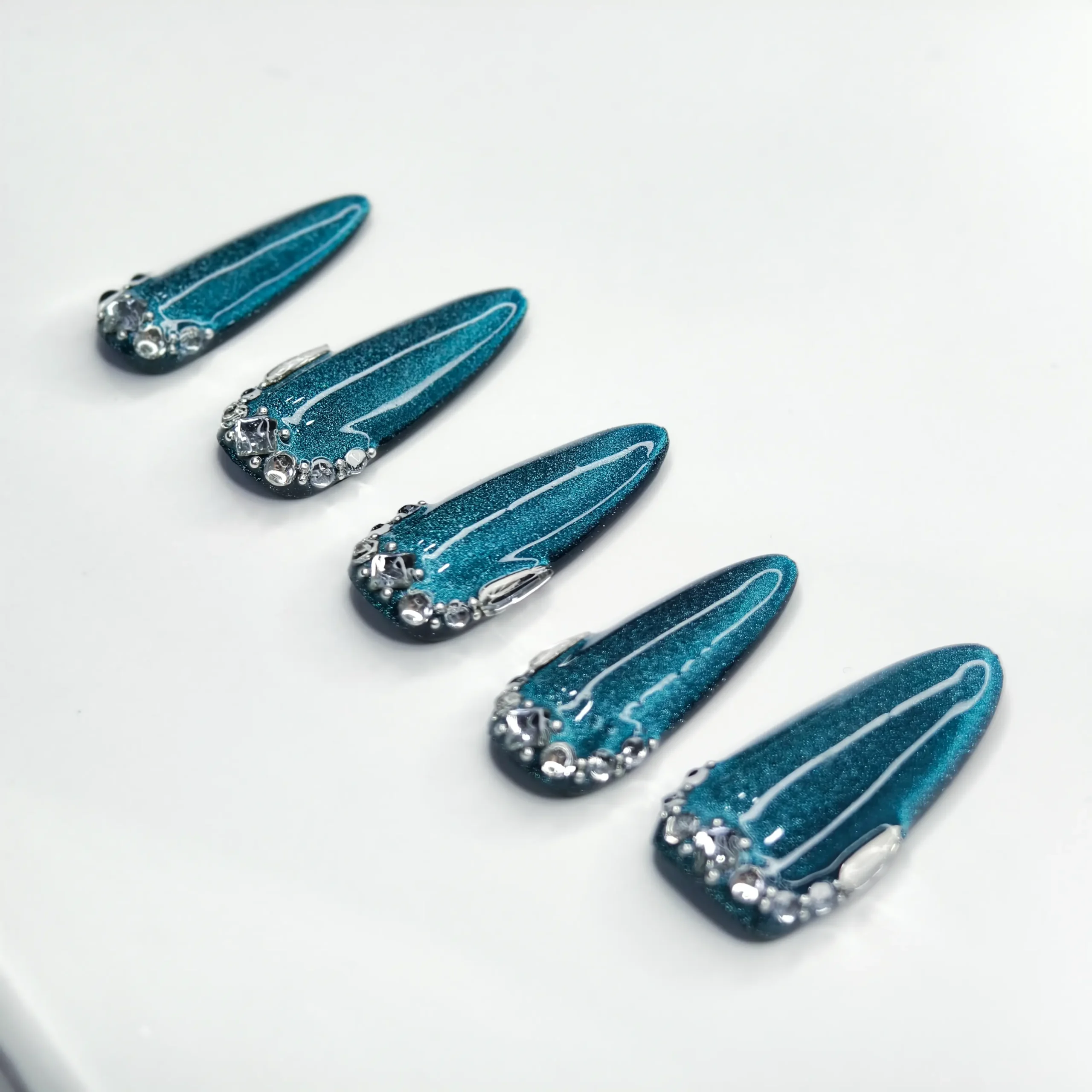 Nail design, elegant and stylish, suitable for all occasions